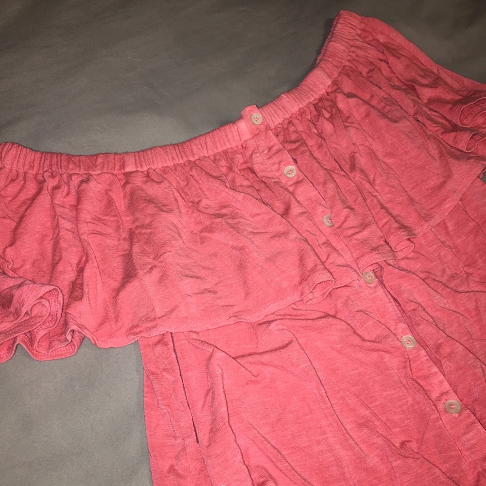 Soft and sexy slub shirt.Pink and off the shoulder